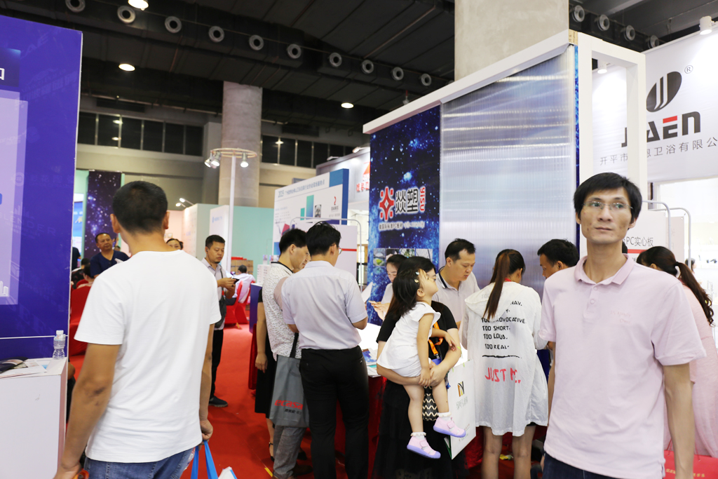 燚塑科技亮相第21届中国建博会，用PC板材开拓未来